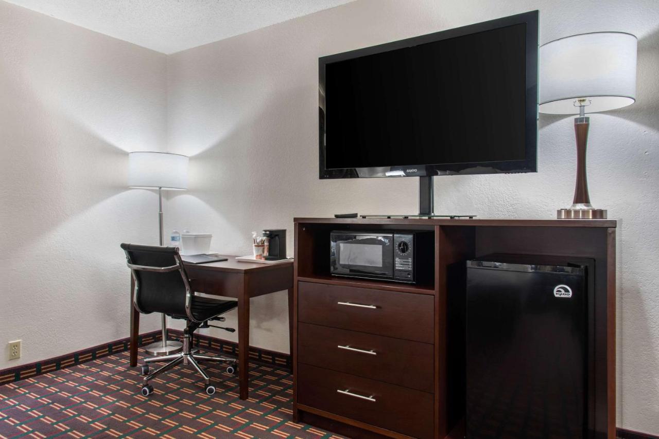 King Room at Quality Inn & Suites