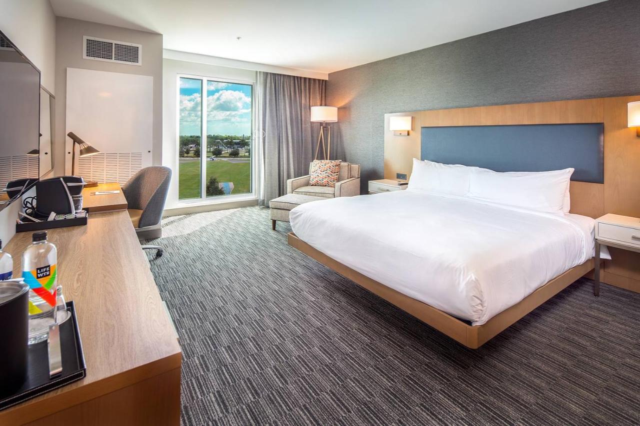 King Room with Roll-In Shower - Disability Access at Legacy Hotel at IMG Academy