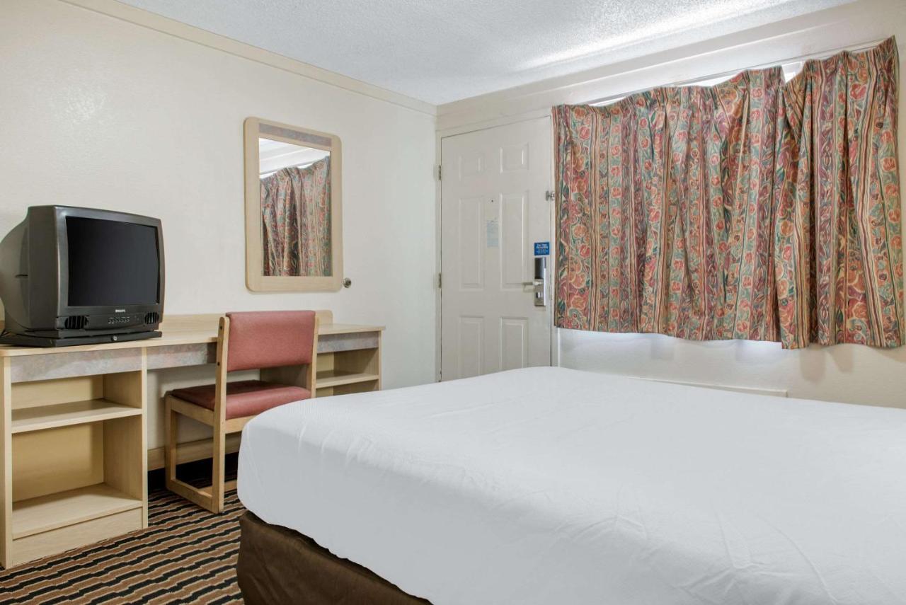 | Rodeway Inn Sharonville