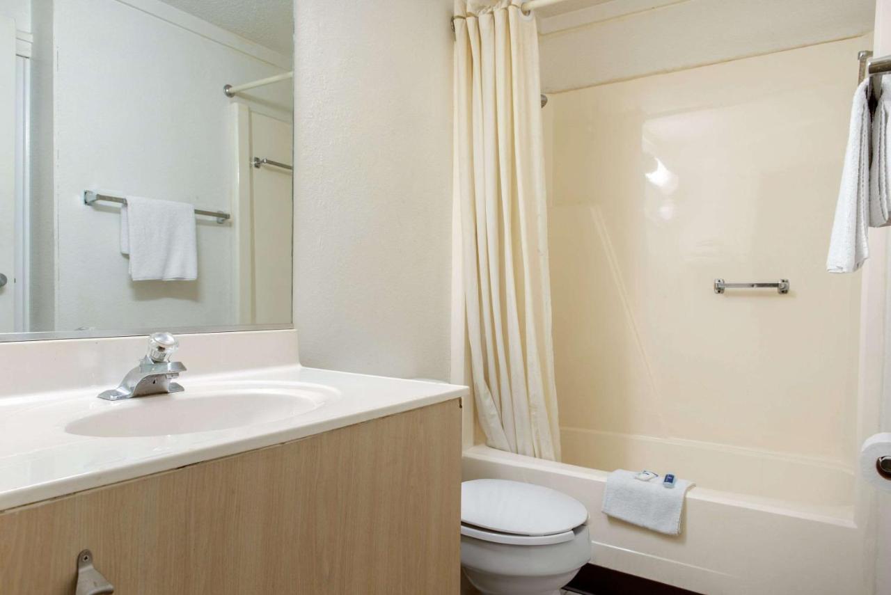 | Rodeway Inn Sharonville