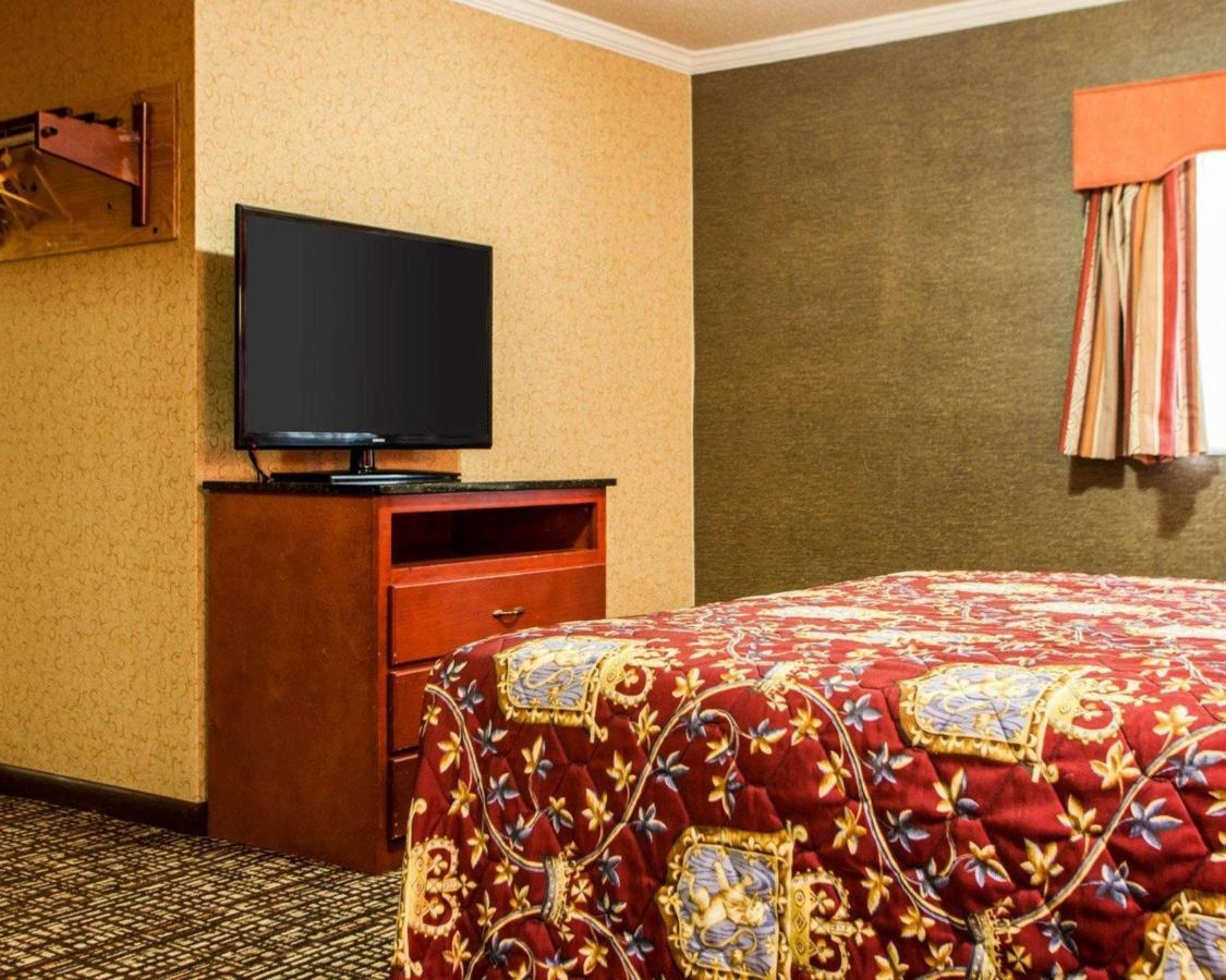 | Rodeway Inn Paterson New Jersey