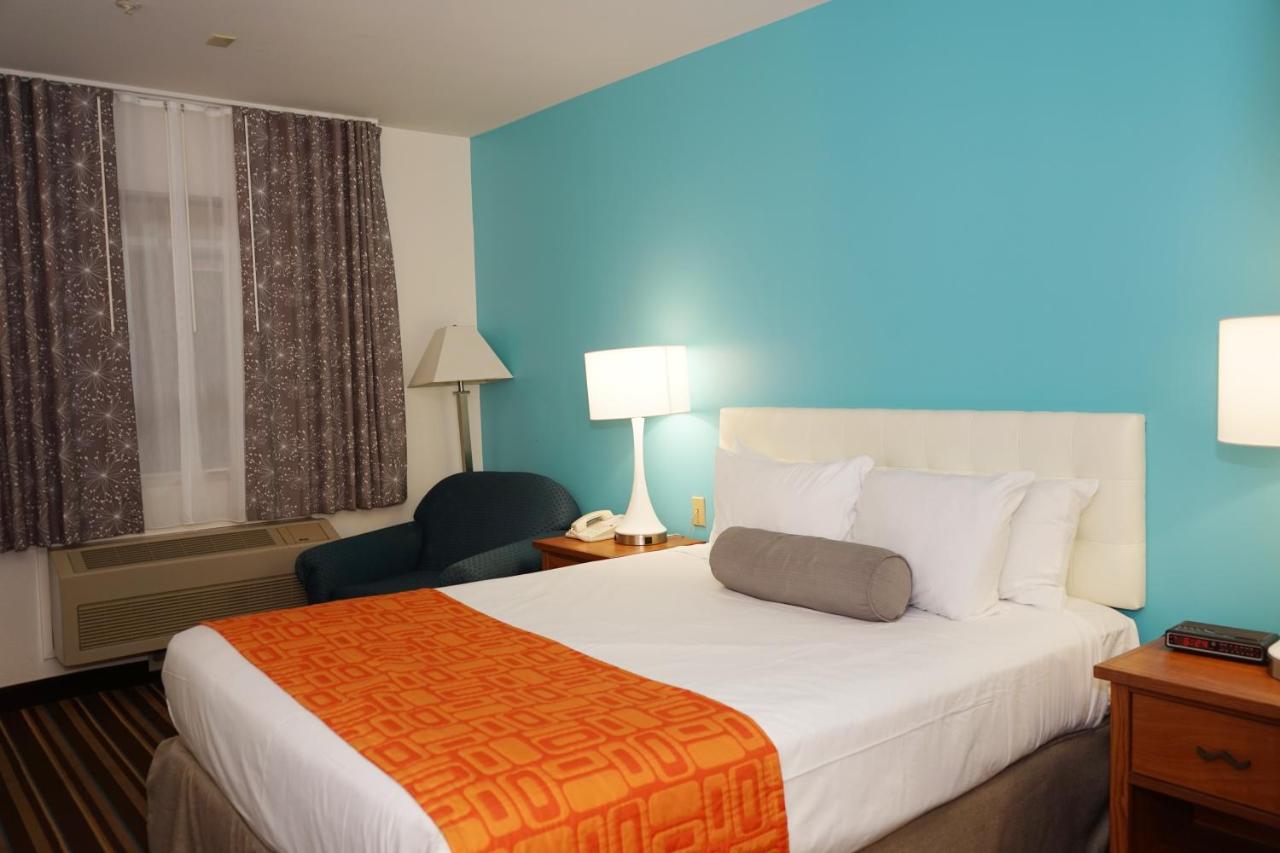 Queen Room - Non-Smoking at Howard Johnson by Wyndham Salinas