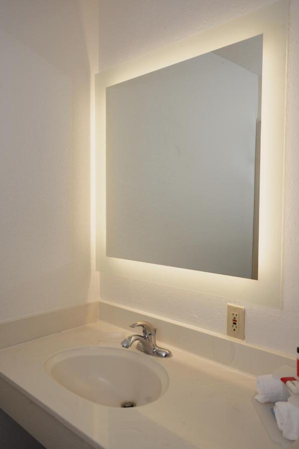 Queen Room - Disability Access - Non-Smoking at Howard Johnson by Wyndham Salinas