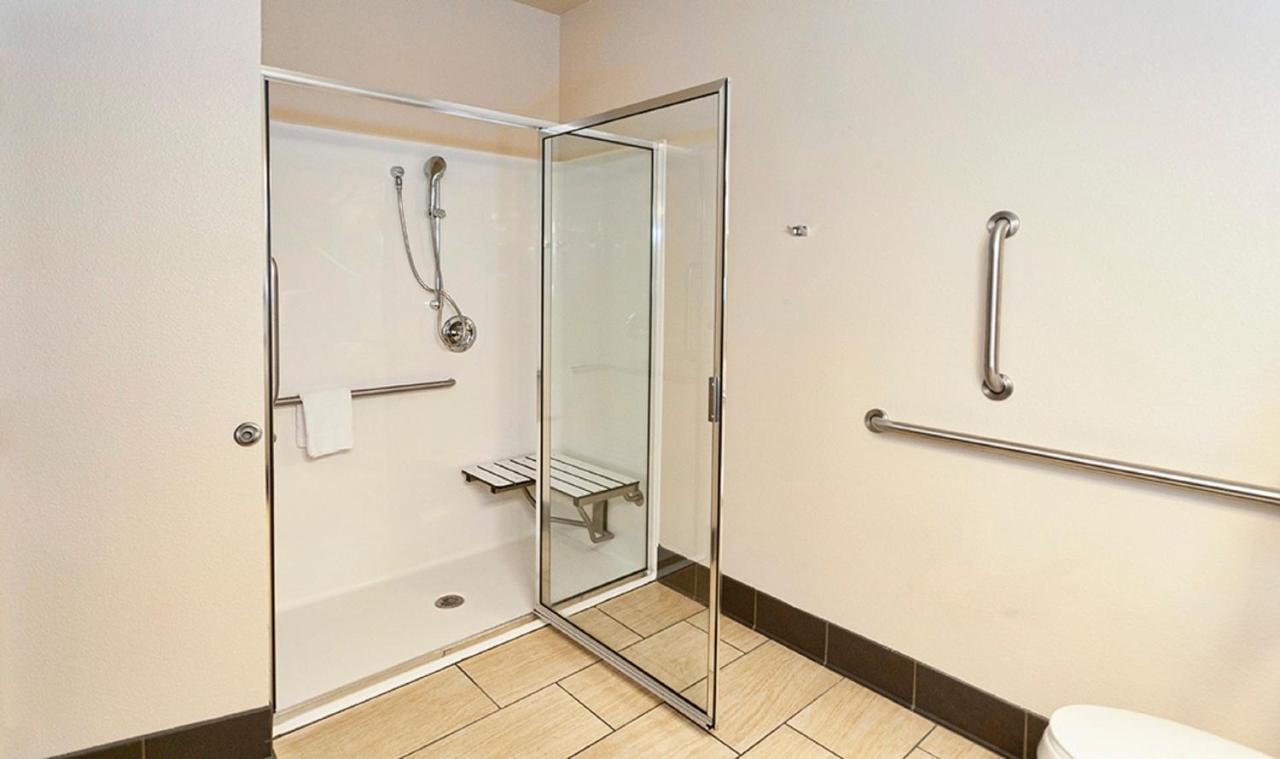 Double Queen Accessible No Deck Land View at Park Point Marina Inn