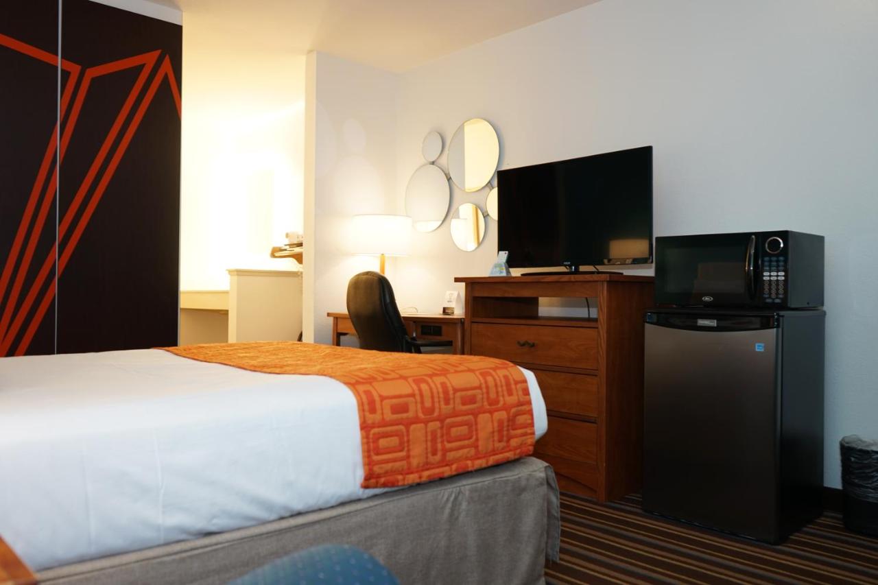 Queen Room - Non-Smoking at Howard Johnson by Wyndham Salinas