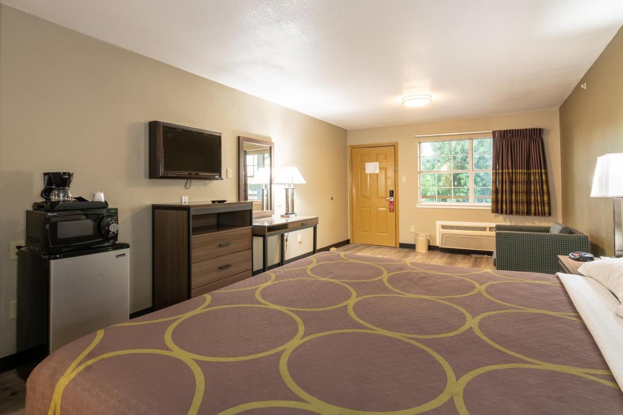 | Super 8 by Wyndham Dallas East