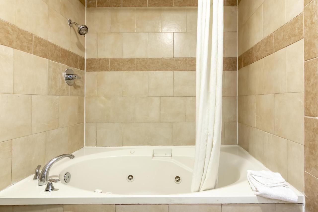 | Super 8 by Wyndham Dallas East