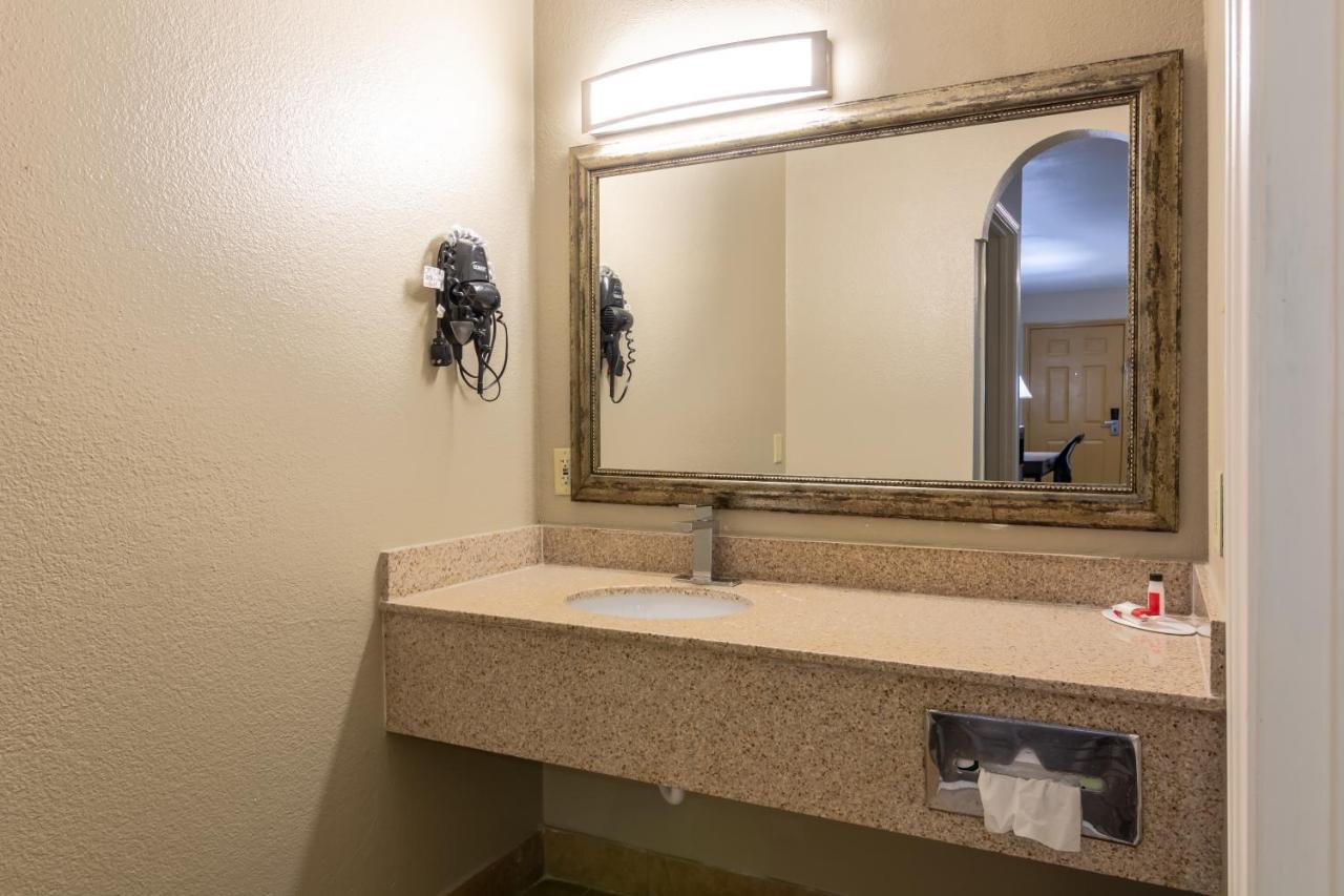 | Super 8 by Wyndham Dallas East