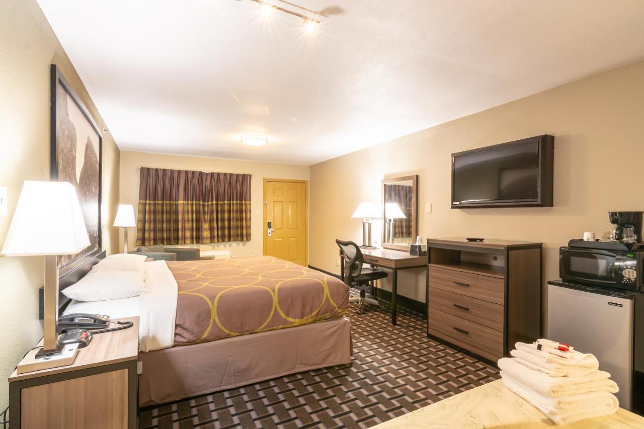 | Super 8 by Wyndham Dallas East