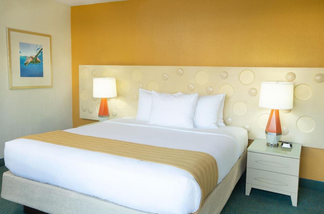 King Room with City View at Coconut Waikiki Hotel