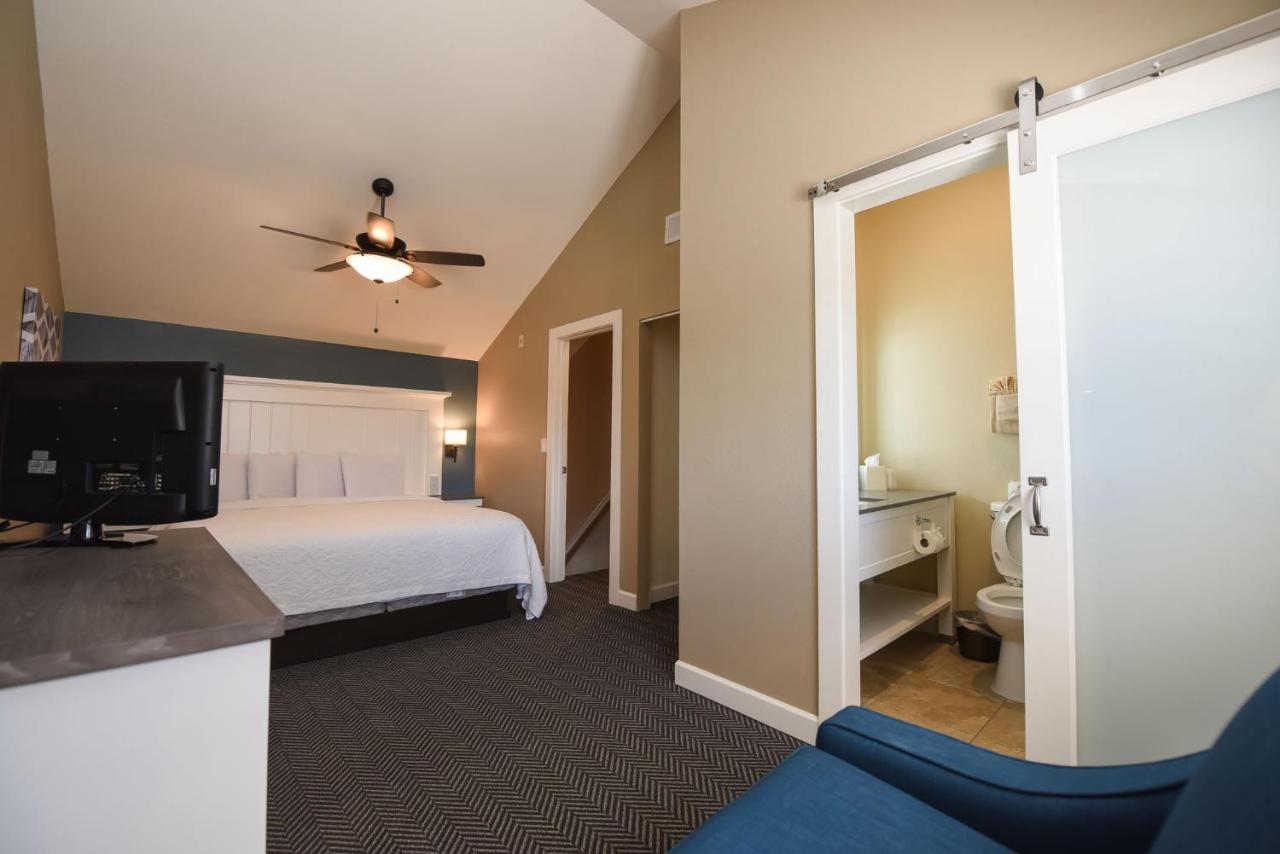 Hearing Impaired King Suite with Balcony - Non Smoking at Waterside Suites & Marina