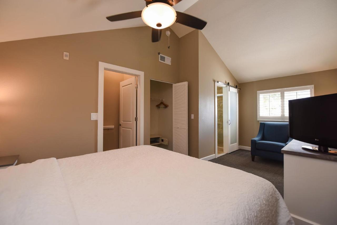 | Waterside Suites & Marina