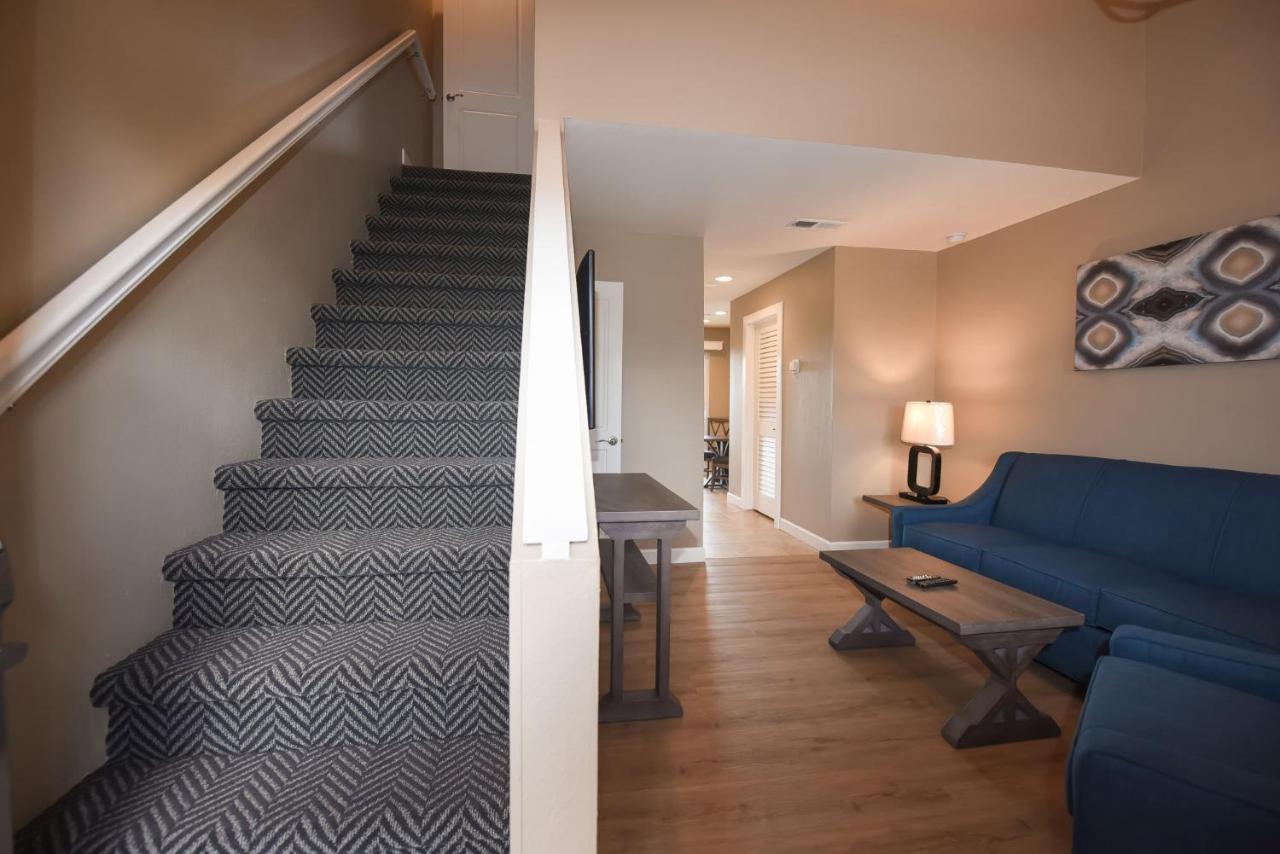 Hearing Impaired King Suite with Balcony - Non Smoking at Waterside Suites & Marina