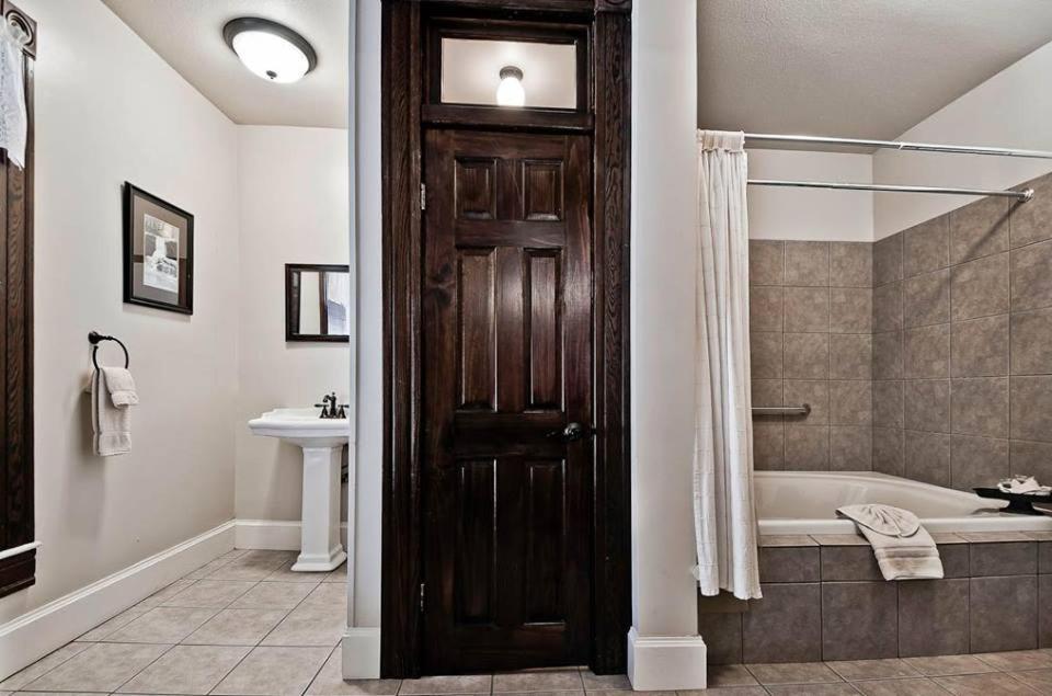 | New Orleans Hotel Eureka Springs