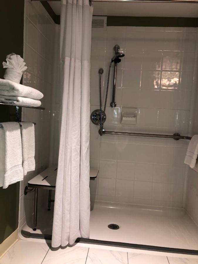 Deluxe Queen Room with Roll in Shower - Disability Access at Maple Tree Inn