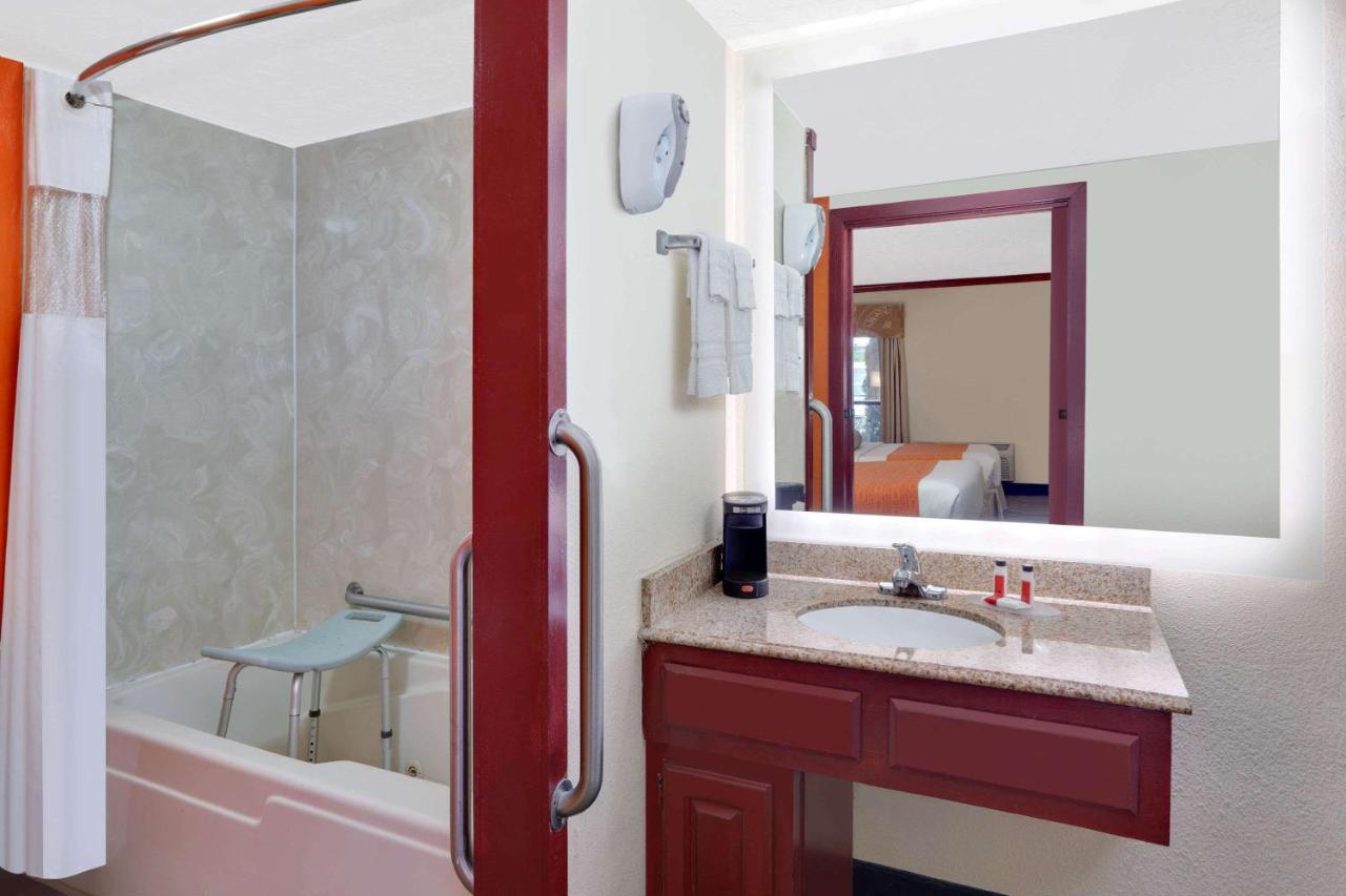  | Howard Johnson by Wyndham San Marcos