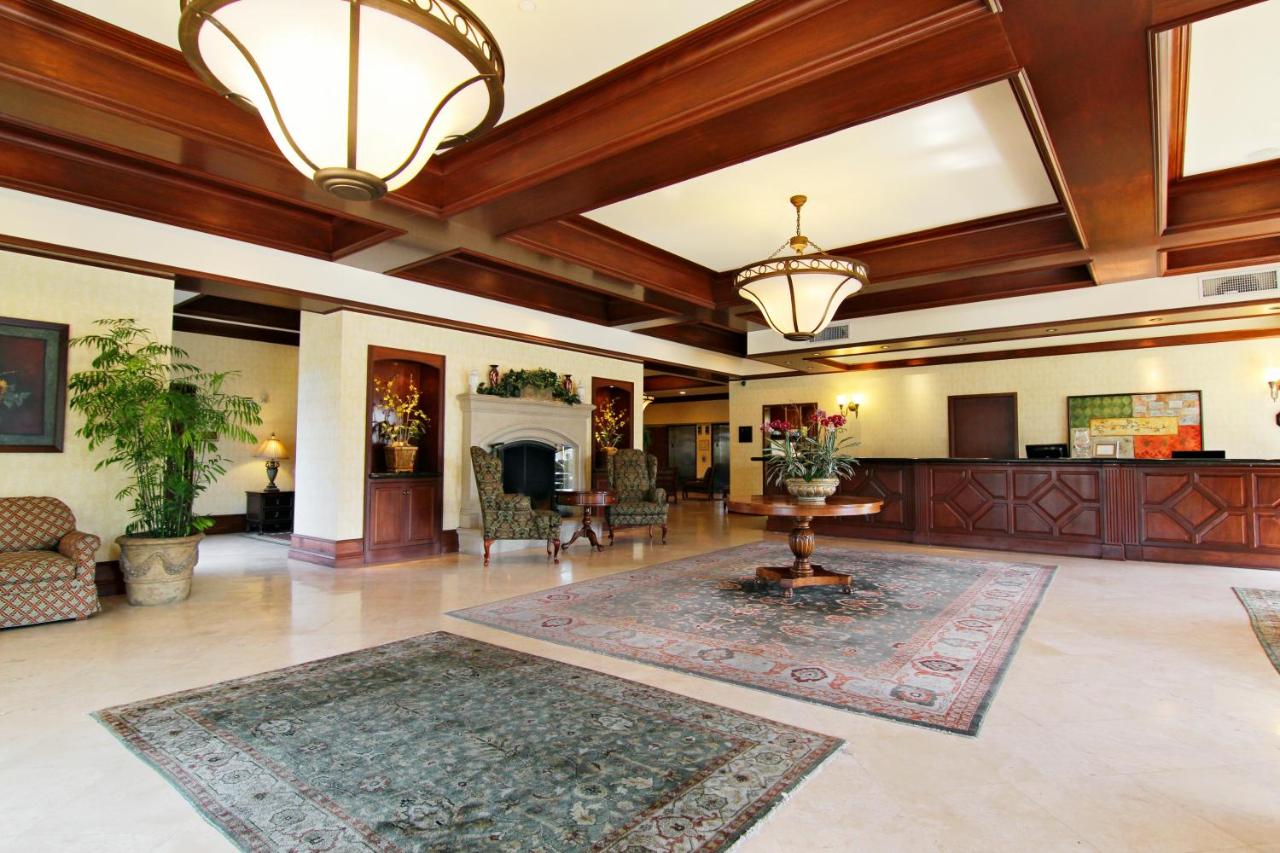 | Bay Landing Hotel