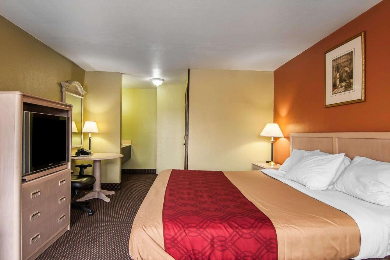 King Room - Non-Smoking at Rodeway Inn Willamette River