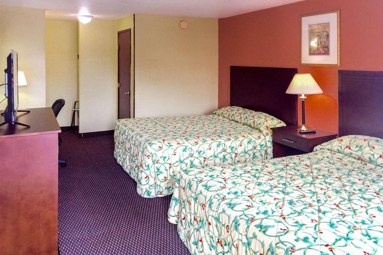Queen Room with Two Queen Beds - Non-Smoking at Rodeway Inn Willamette River