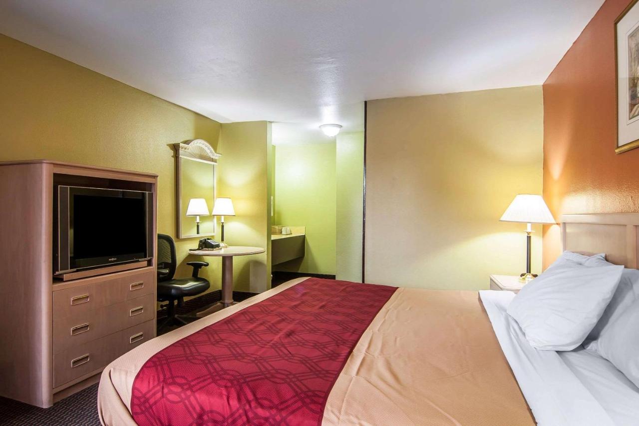 King Room - Non-Smoking at Rodeway Inn Willamette River