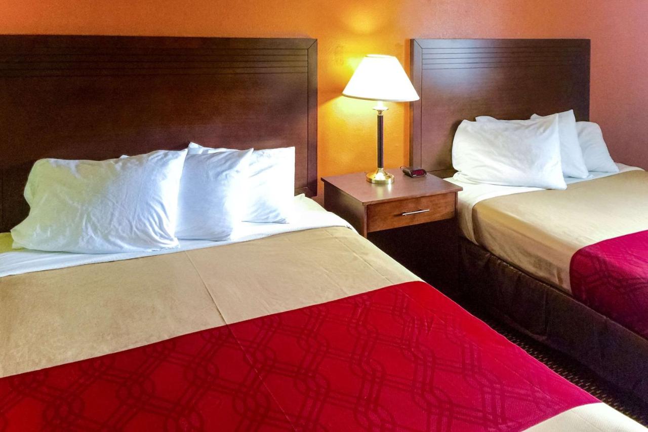 Queen Room with Two Queen Beds - Non-Smoking at Rodeway Inn Willamette River
