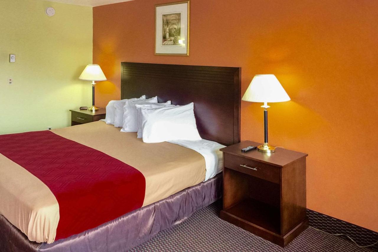 King Room - Non-Smoking at Rodeway Inn Willamette River