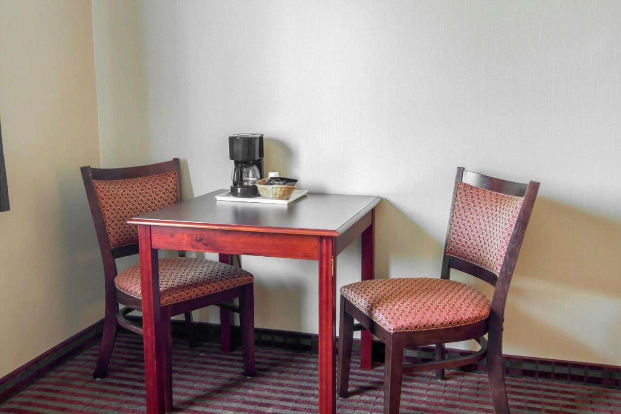 | Bridgeway Inn & Suites