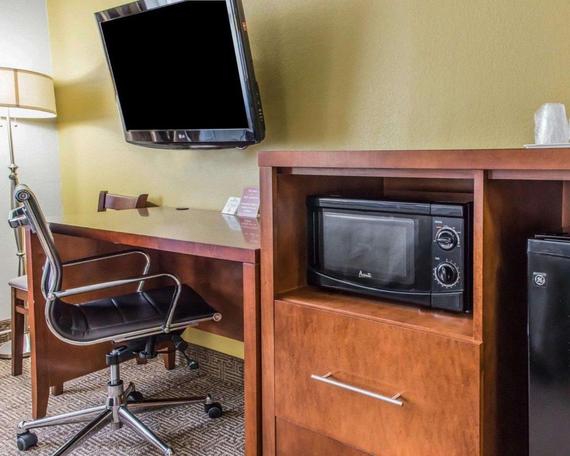 Queen Room - Non-Smoking at Quality Inn Belle Vernon
