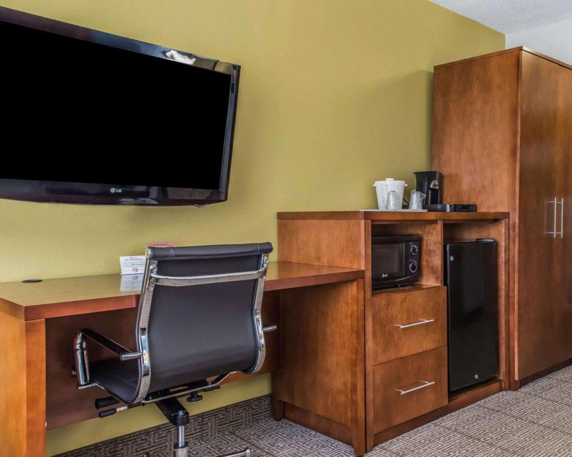 Queen Room - Non-Smoking at Quality Inn Belle Vernon