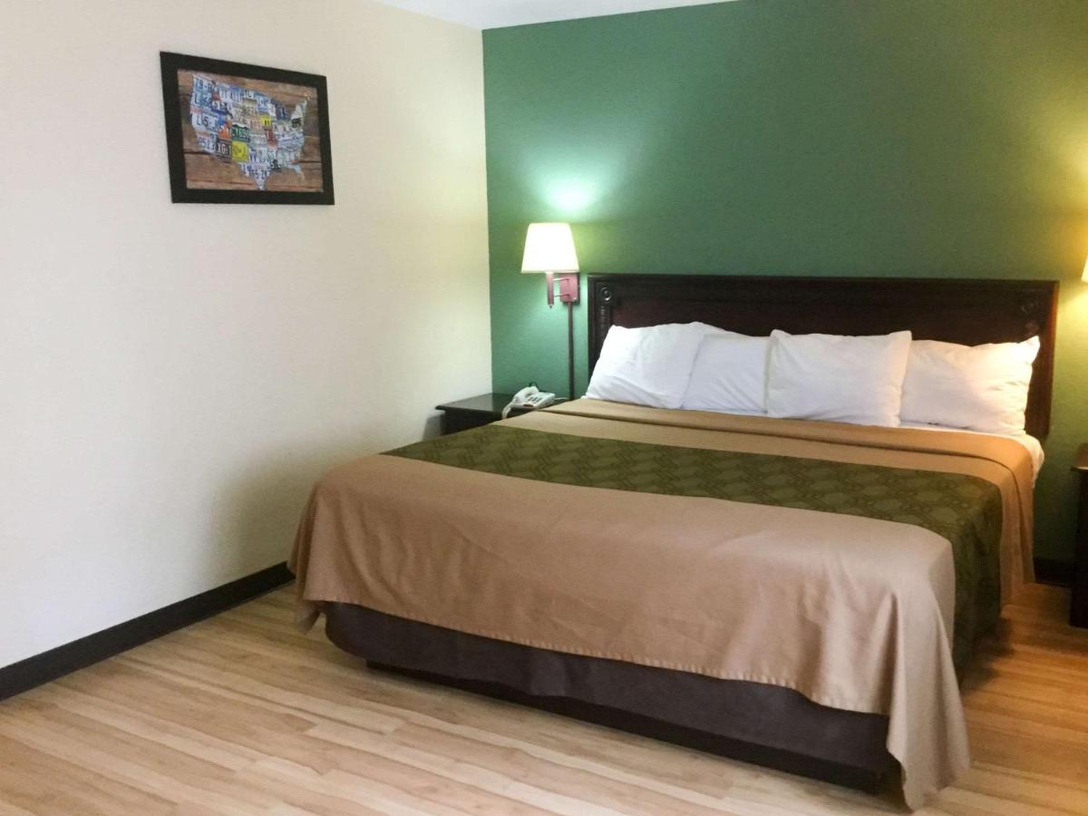 King Room - Non-Smoking at Econo Lodge Harrisburg - Hershey