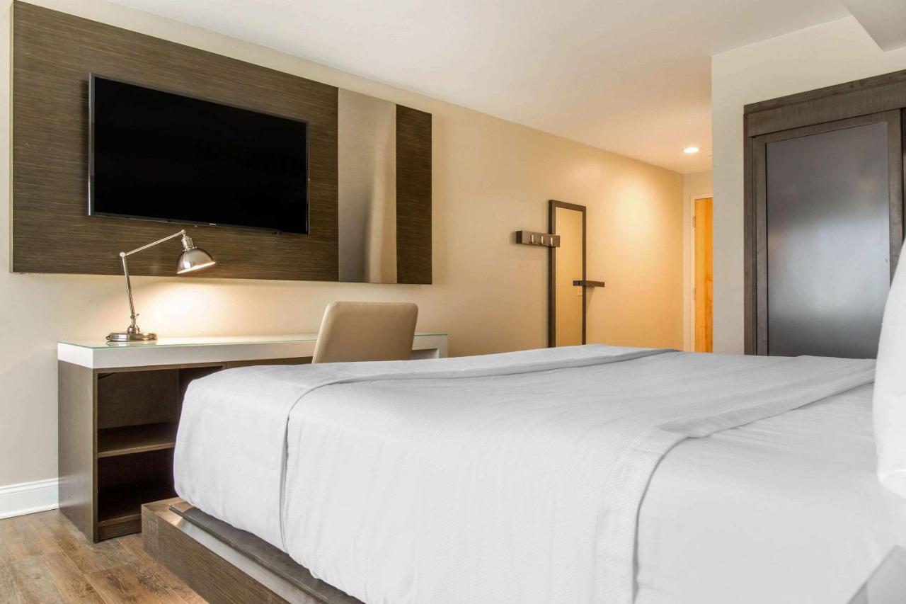 Deluxe King Room - Mobility Access/Non-Smoking at Wyndham Newport Hotel