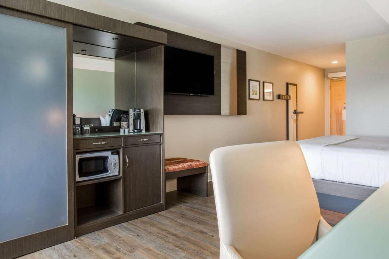 Deluxe King Room - Mobility Access/Non-Smoking at Wyndham Newport Hotel