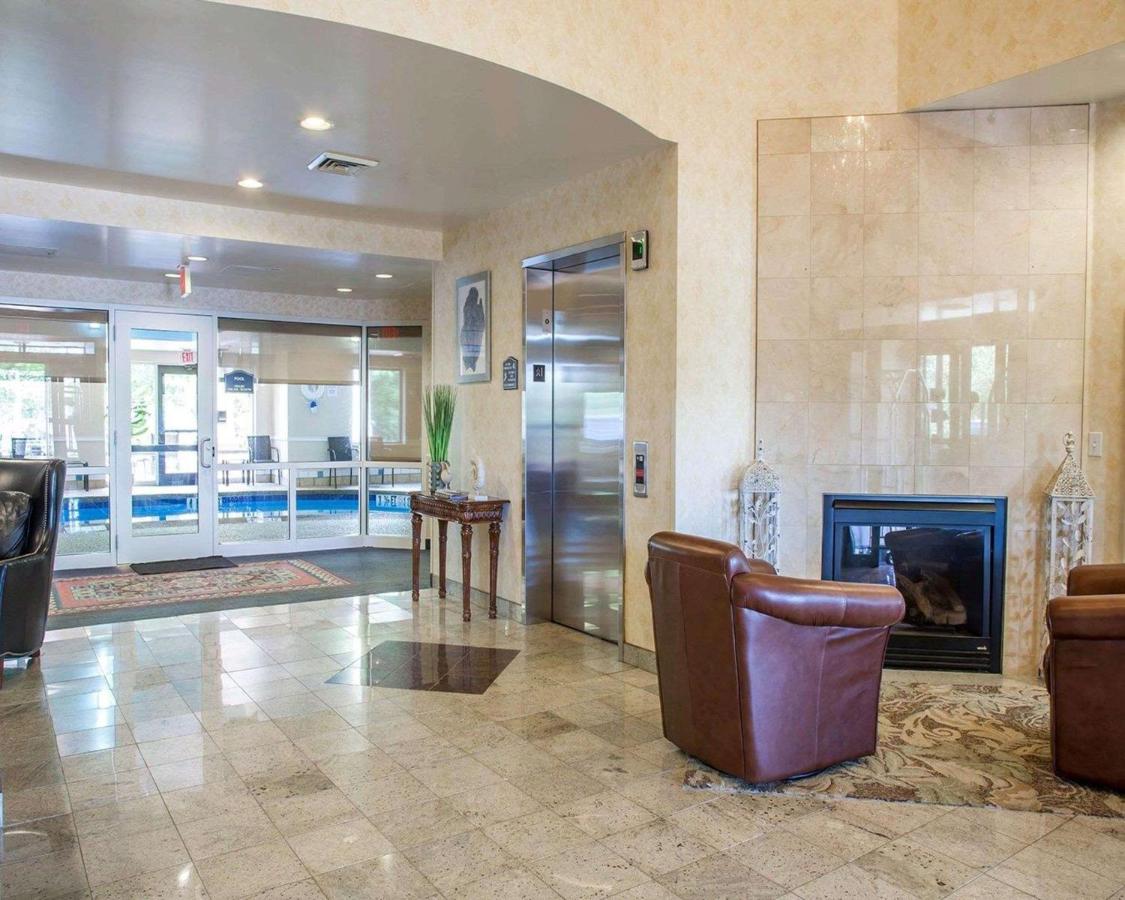| Comfort Suites West Warwick - Providence