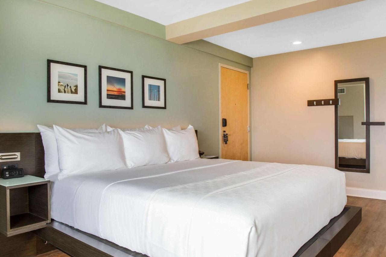 2 King Beds, Executive Suite, Partial Water View, Non-Smoking at Wyndham Newport Hotel