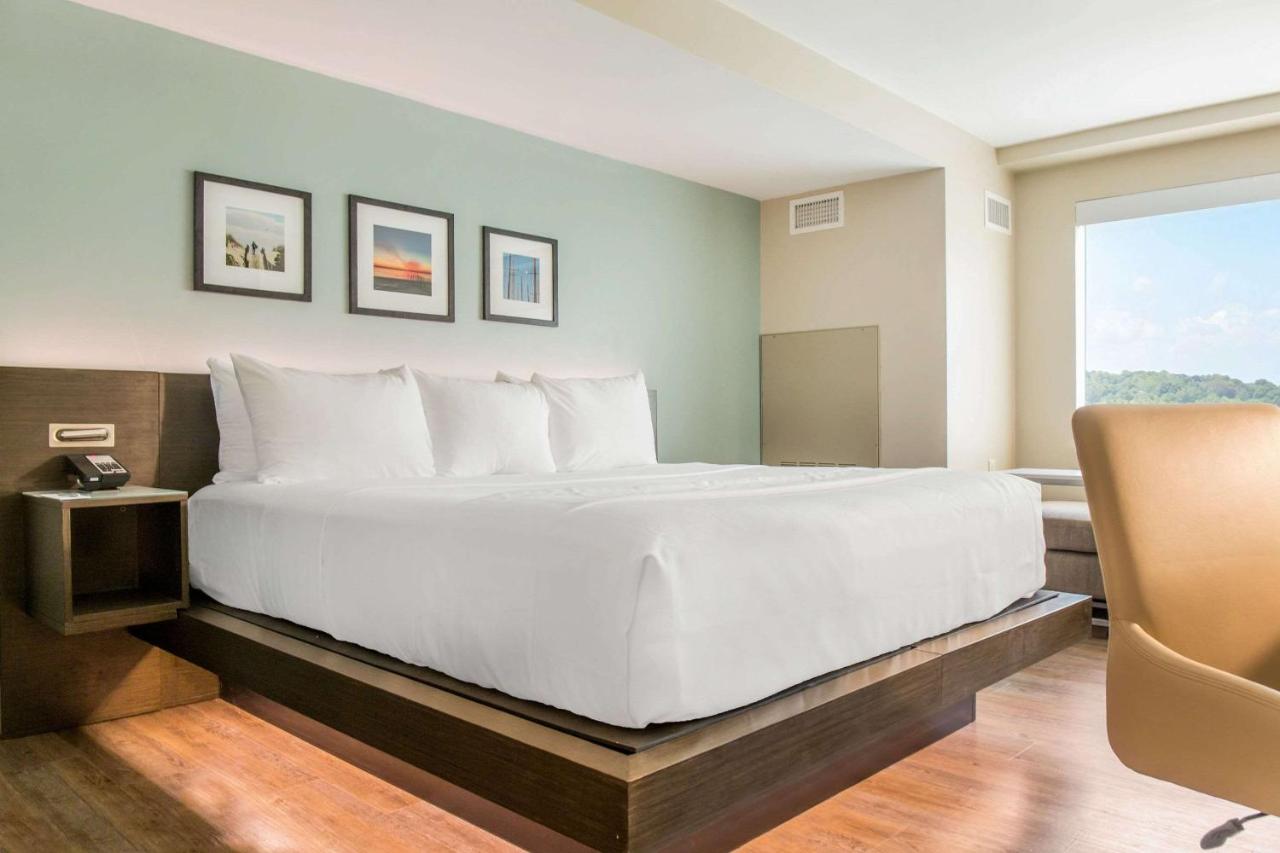 King Room - Non-Smoking at Wyndham Newport Hotel