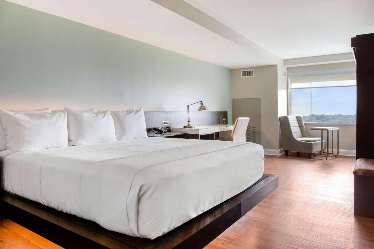 Deluxe King Room - Mobility Access/Non-Smoking at Wyndham Newport Hotel