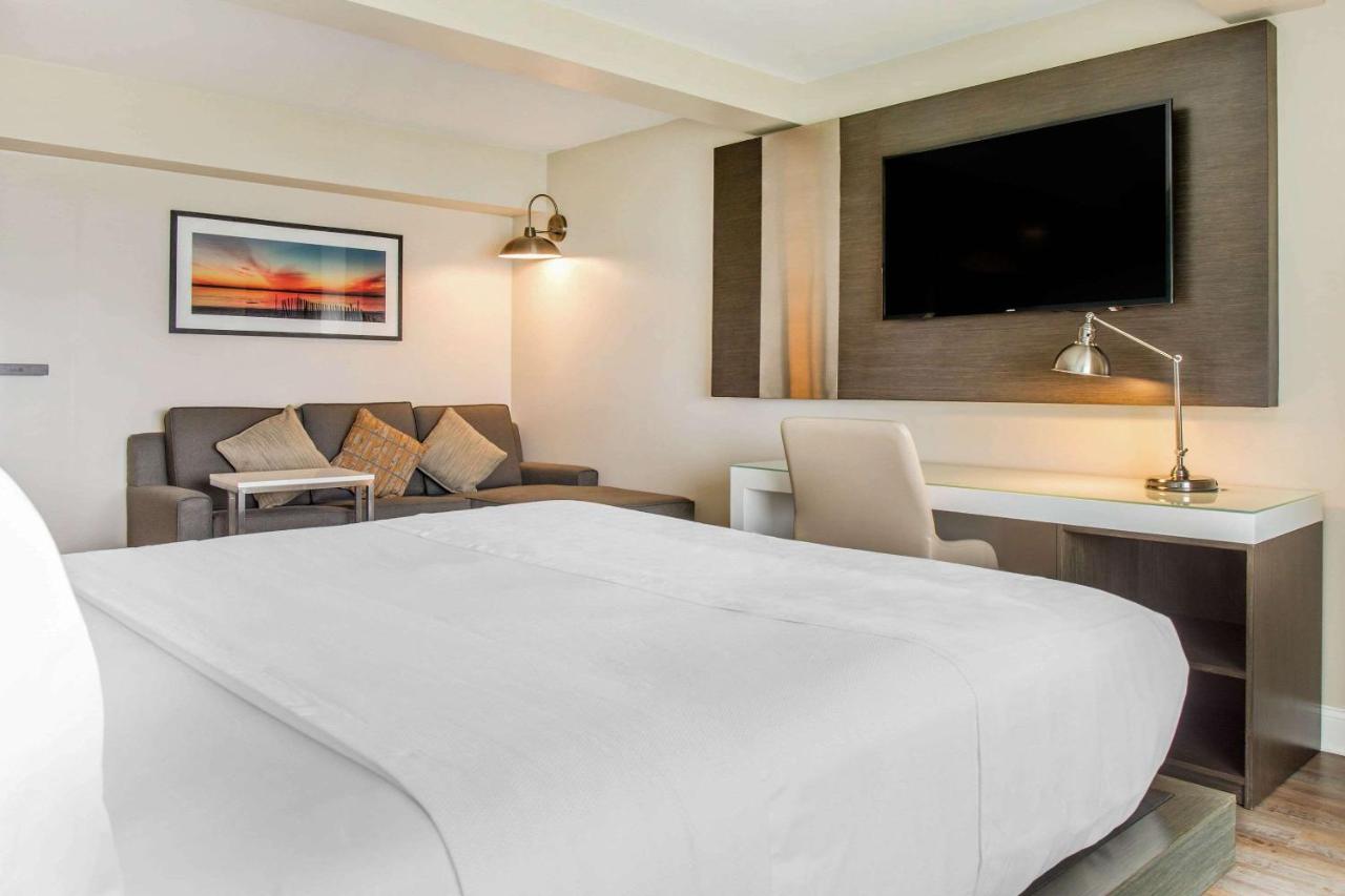 2 King Beds, Executive Suite, Partial Water View, Non-Smoking at Wyndham Newport Hotel