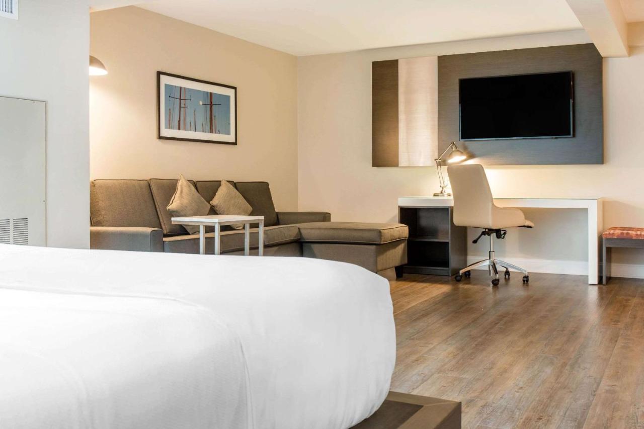King Suite - Non-Smoking at Wyndham Newport Hotel