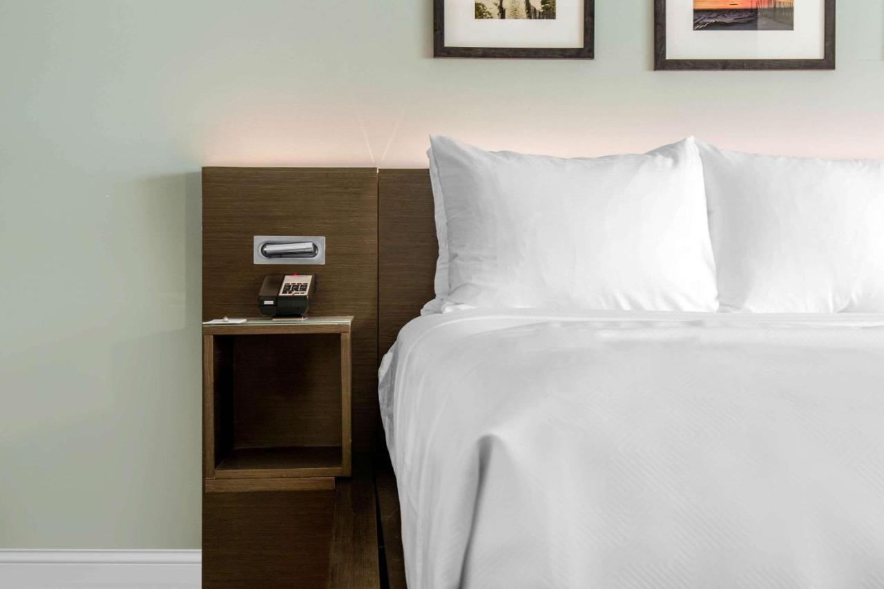 2 King Beds, Executive Suite, Partial Water View, Non-Smoking at Wyndham Newport Hotel