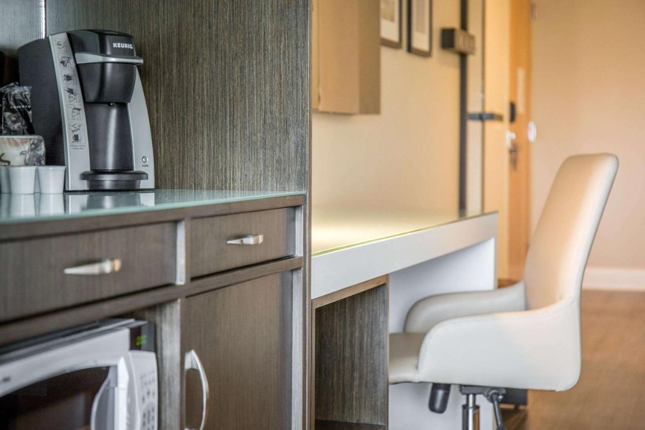 King Room - Non-Smoking at Wyndham Newport Hotel