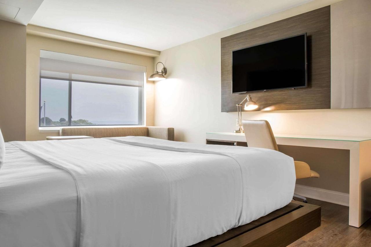 King Room - Non-Smoking at Wyndham Newport Hotel