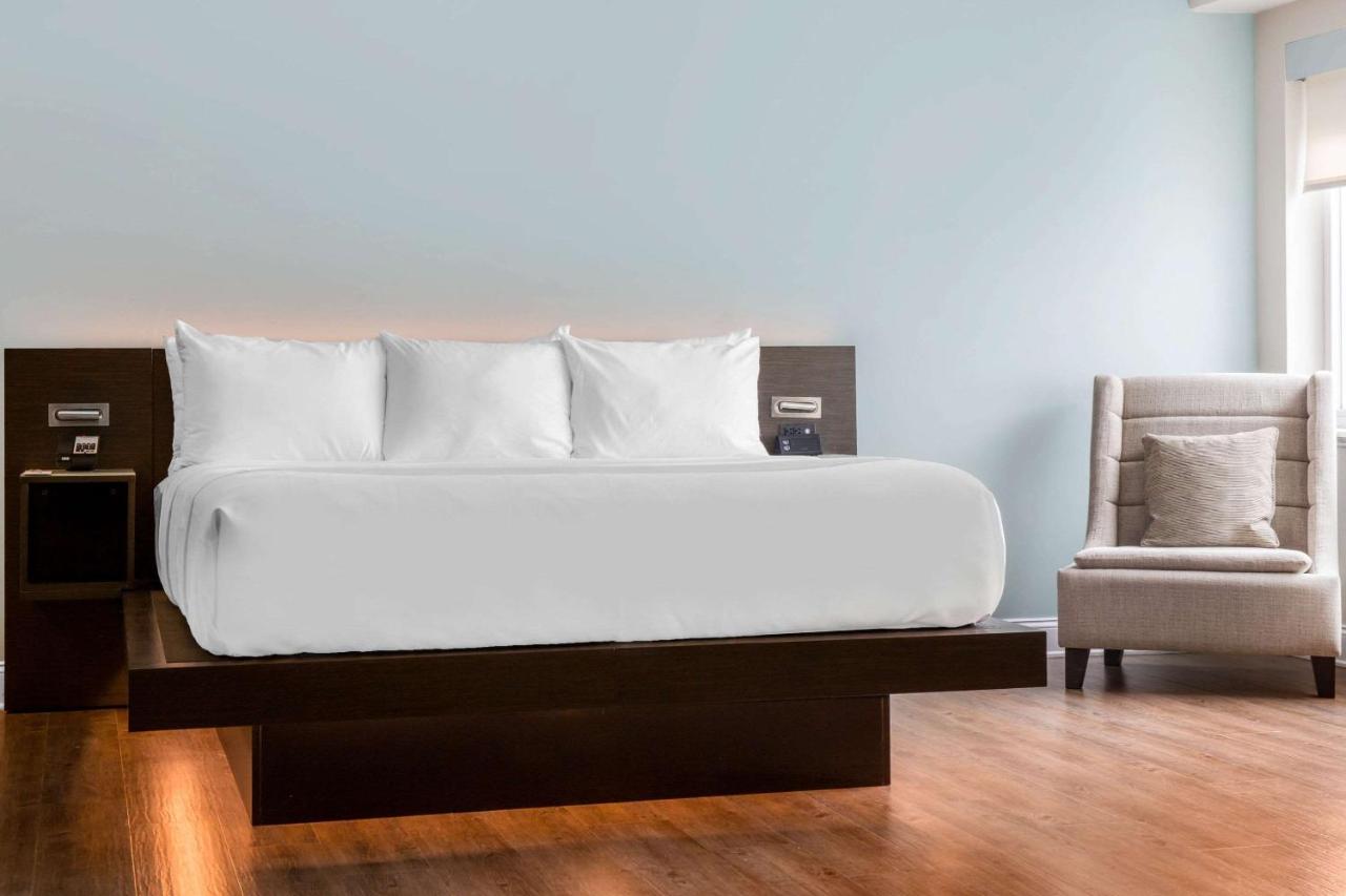 King Suite - Non-Smoking at Wyndham Newport Hotel