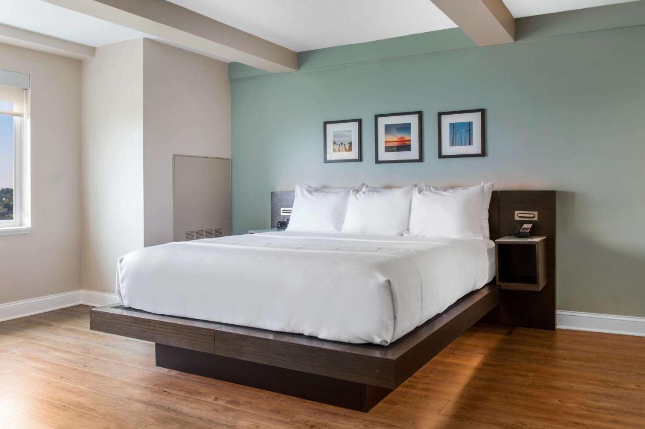 2 King Beds, Executive Suite, Partial Water View, Non-Smoking at Wyndham Newport Hotel