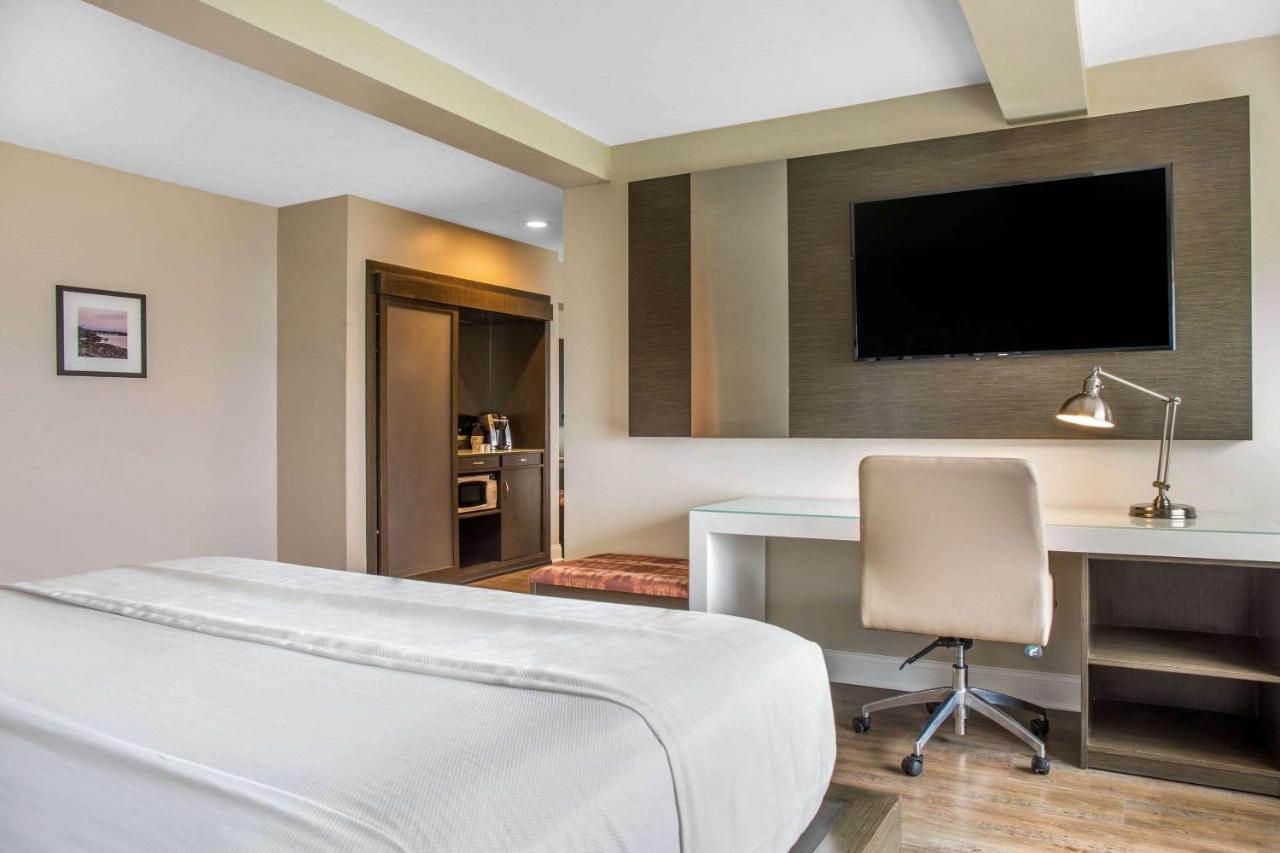 2 King Beds, Executive Suite, Partial Water View, Non-Smoking at Wyndham Newport Hotel