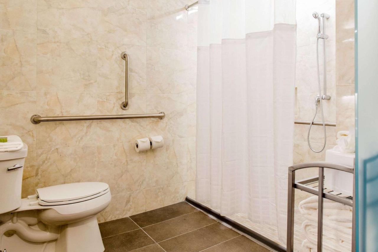 Deluxe King Room - Mobility Access/Non-Smoking at Wyndham Newport Hotel