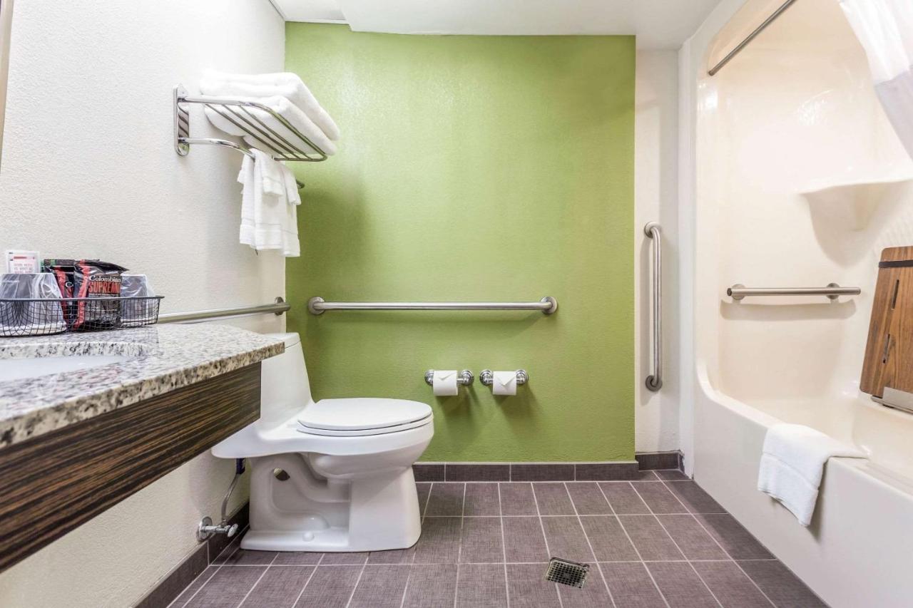 Queen Room with Roll-in-Shower - Accessible/Non-Smoking at Sleep Inn Charleston - West Ashley