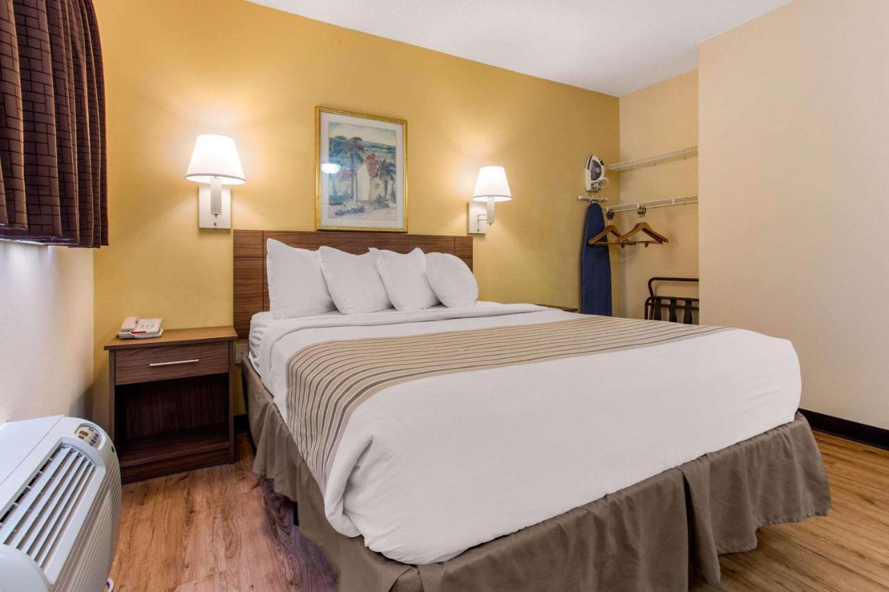 Deluxe Queen Room - Non-Smoking at Studio 6 Extended Stay - Myrtle Beach, SC