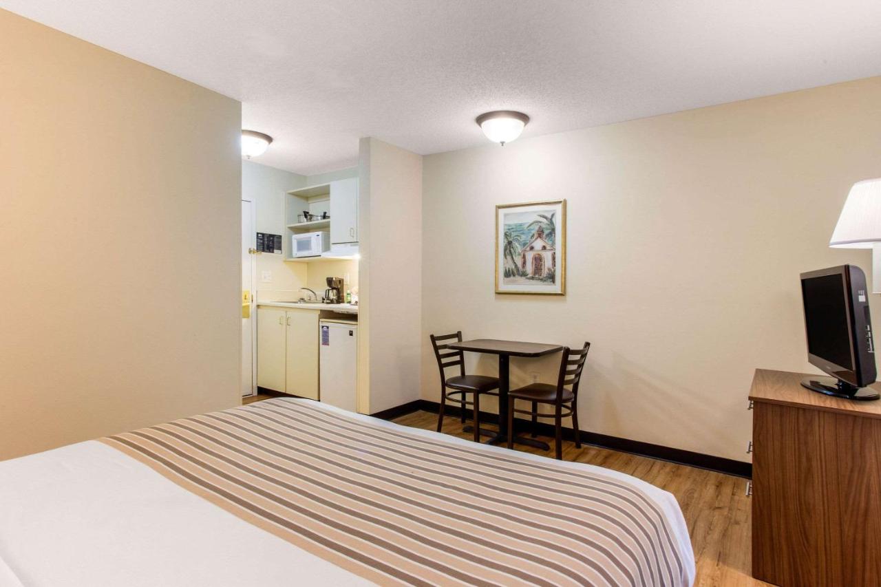 Deluxe Queen Room - Non-Smoking at Studio 6 Extended Stay - Myrtle Beach, SC
