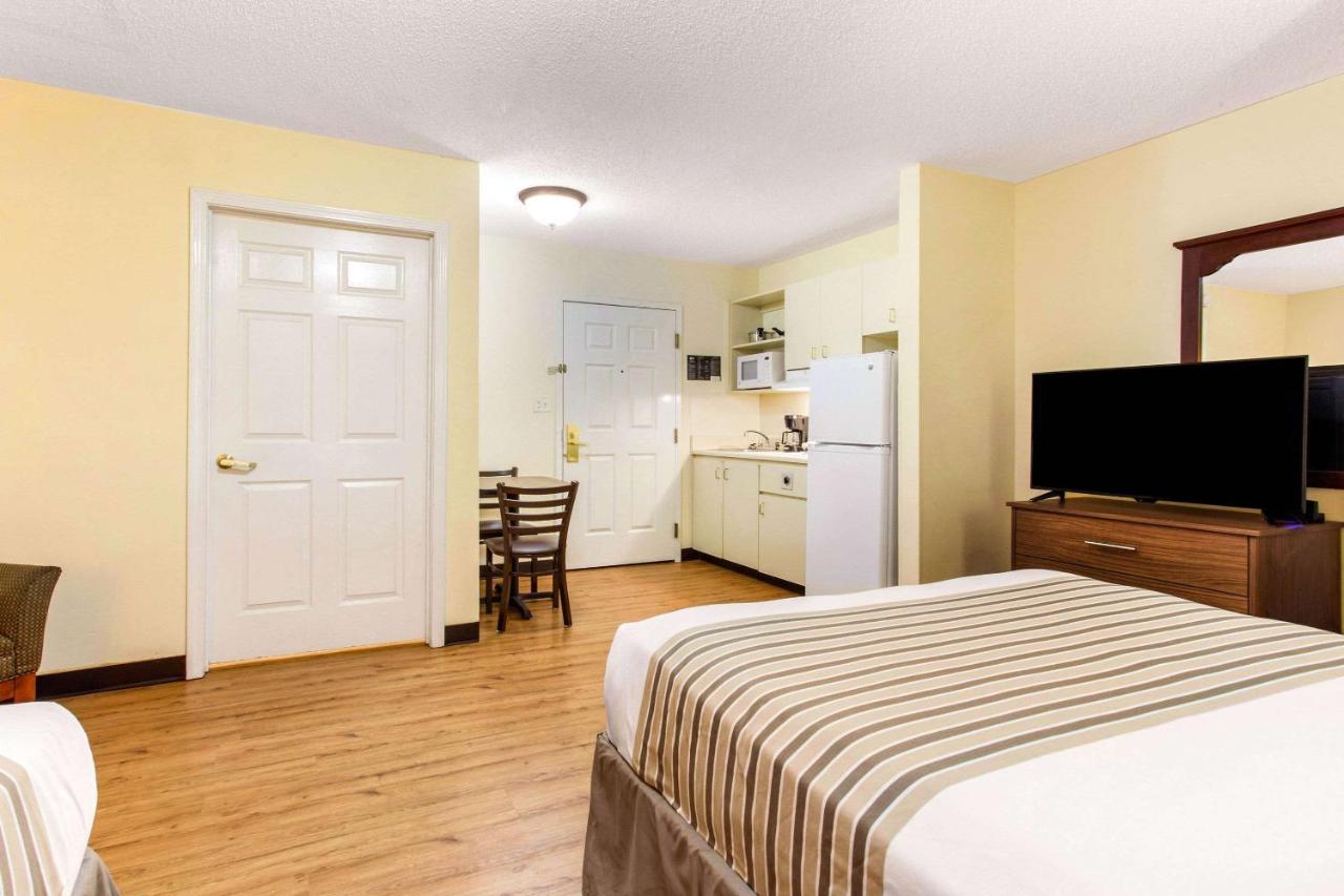 Deluxe Quadruple Room - Smoking at Studio 6 Extended Stay - Myrtle Beach, SC
