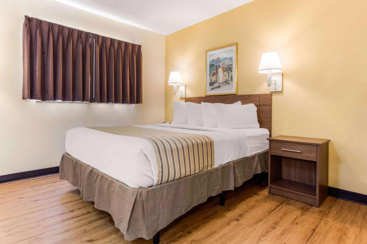 Deluxe Queen Room - Non-Smoking at Studio 6 Extended Stay - Myrtle Beach, SC